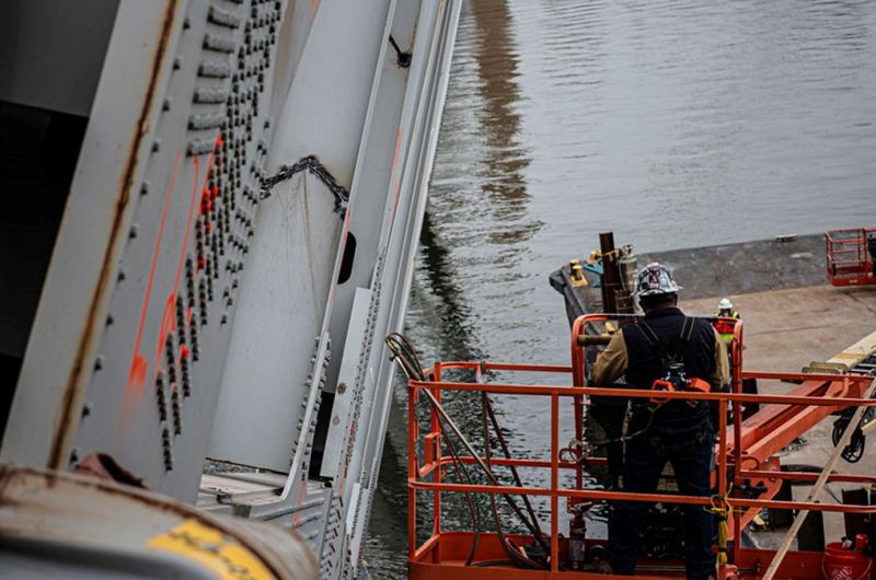 Ace News Today - Salvage crews prepping to remove last remnants of collapsed Key Bridge from the Dali