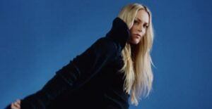 Lindsey Vonn crashes in her final downhill World Cup race, airlifted with injuries